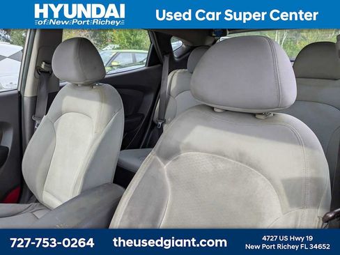 Used 2011 Hyundai Tucson GL FWD image 3