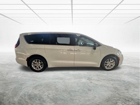 Used 2024 Chrysler Pacifica Touring-L image 3