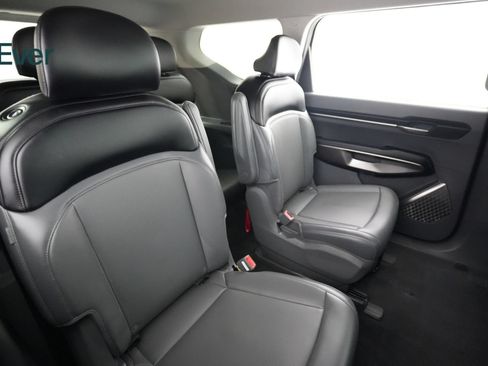 Used 2024 Kia EV9 Light Long Range RWD image 5