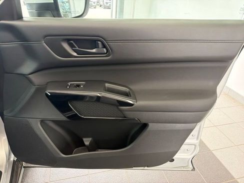 Used 2025 Nissan Pathfinder SV AWD/4WD image 14