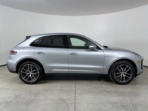 Certified 2025 Porsche Macan image 8