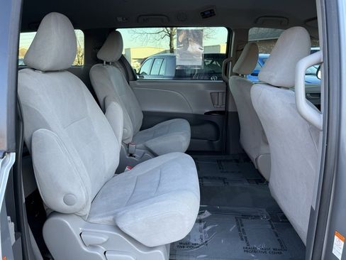 Used 2017 Toyota Sienna L image 19