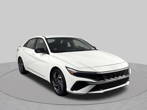 Used 2025 Hyundai Elantra SEL FWD image 13