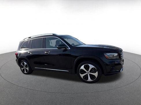 Used 2025 Mercedes-Benz GLB 250 4MATIC image 2