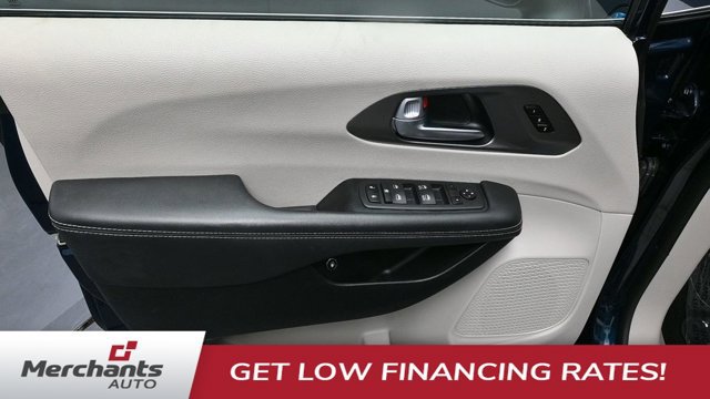 Used 2023 Chrysler Pacifica Touring-L FWD image 16