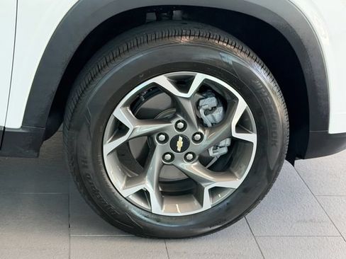 Used 2024 Chevrolet Trax LT w/ LT Convenience Package FWD image 8