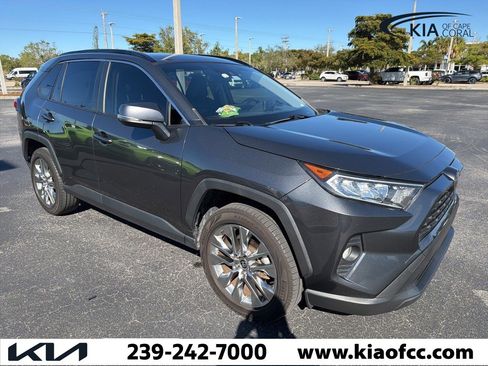 Used 2020 Toyota RAV4 XLE Premium image 5