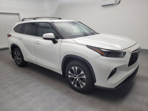 Used 2022 Toyota Highlander XLE image 11