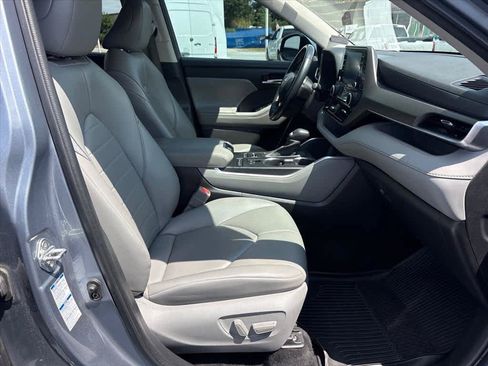 Used 2022 Toyota Highlander XLE AWD/4WD image 6