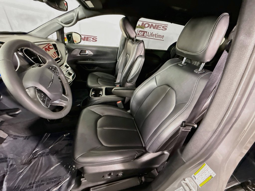 Used 2025 Chrysler Pacifica Select FWD image 26
