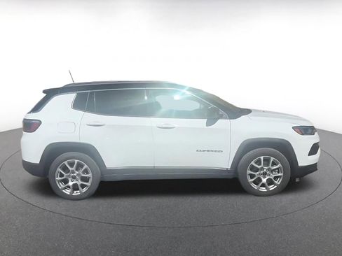 Used 2025 Jeep Compass Limited image 16