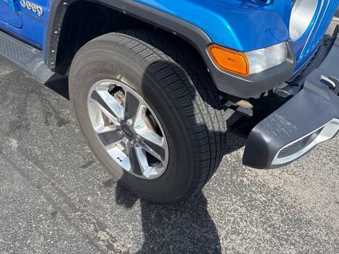 Used 2022 Jeep Wrangler Unlimited Sahara AWD/4WD image 5
