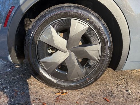 Used 2025 Toyota Prius LE image 28