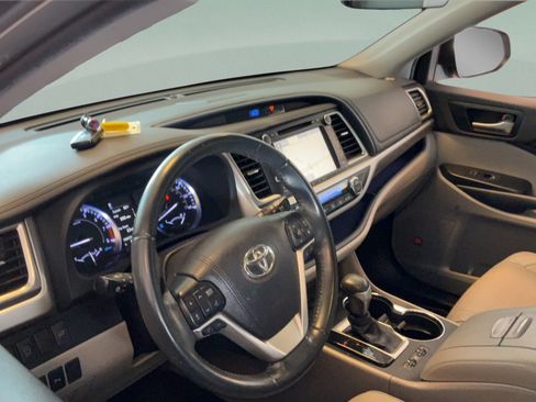 Used 2019 Toyota Highlander Limited FWD image 37