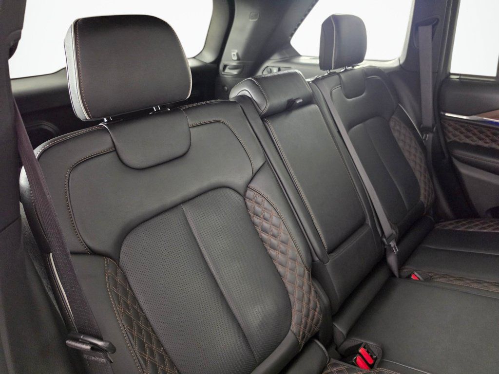 Used 2023 Jeep Grand Cherokee Summit w/ Advanced Protech Group IV AWD/4WD image 37