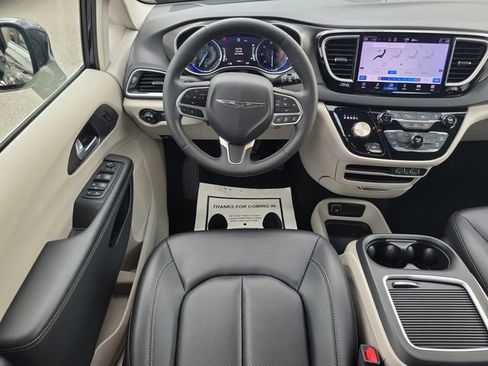 Used 2024 Chrysler Pacifica Touring-L FWD image 13