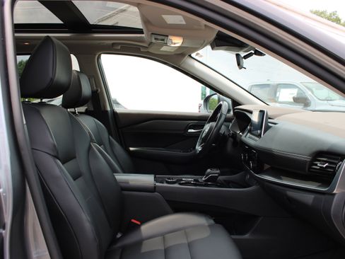 Certified 2022 Nissan Rogue SV w/ SV Premium Package AWD/4WD image 16