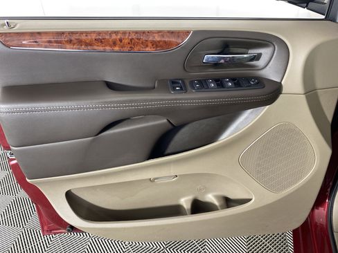 Used 2014 Chrysler Town & Country Touring FWD image 12