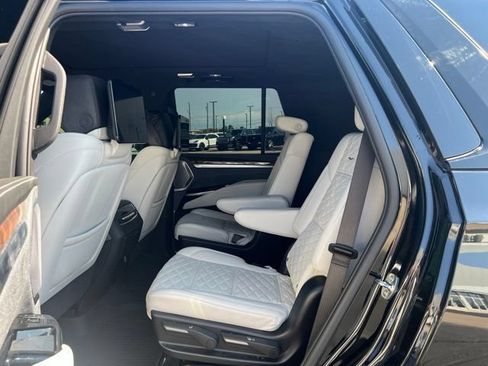 Used 2025 Cadillac Escalade Sport Platinum w/ LPO, Floor Liner Package AWD/4WD image 13