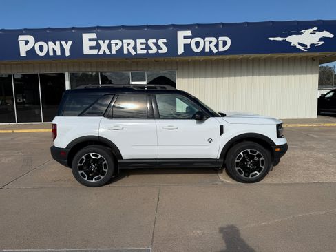 Used 2022 Ford Bronco Sport Outer Banks w/ Tech Package AWD/4WD image 2