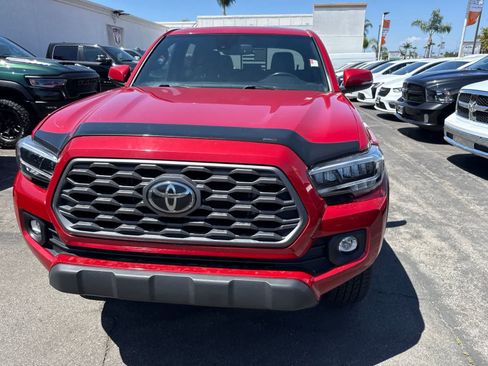 Used 2022 Toyota Tacoma TRD Off-Road w/ TRD Premium Off Road Package AWD/4WD image 2