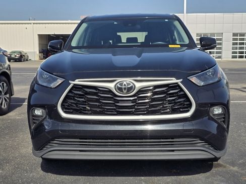 Used 2023 Toyota Highlander LE AWD/4WD image 2