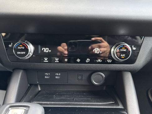 Used 2025 Mitsubishi Outlander SE image 16