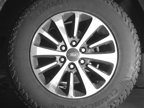 Used 2015 Ford Expedition EL XLT w/ Equipment Group 202A AWD/4WD image 16