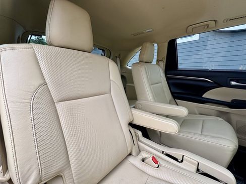 Used 2015 Toyota Highlander Limited image 19
