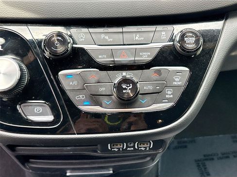 Used 2025 Chrysler Pacifica Select FWD image 15