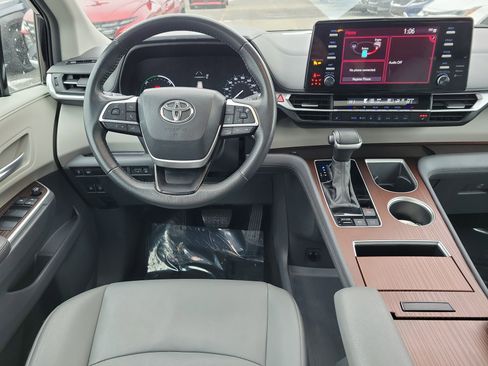 Used 2024 Toyota Sienna XLE image 10