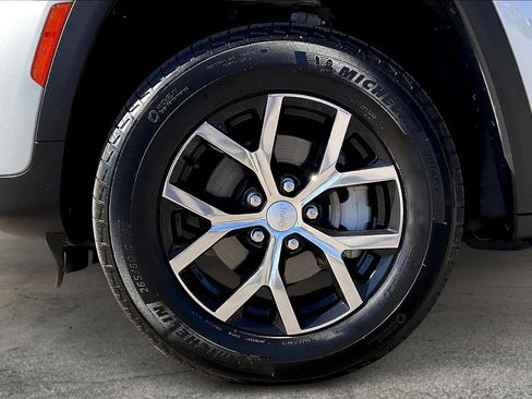 Certified 2023 Jeep Grand Cherokee Limited image 8