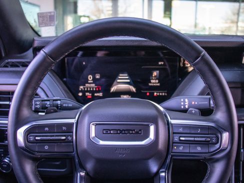 Used 2025 GMC Yukon XL Denali image 13