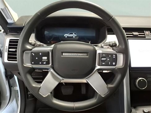 Used 2024 Land Rover Discovery S image 9