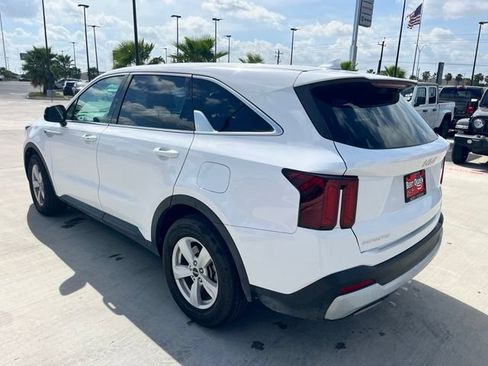 Used 2025 Kia Sorento LX FWD image 4