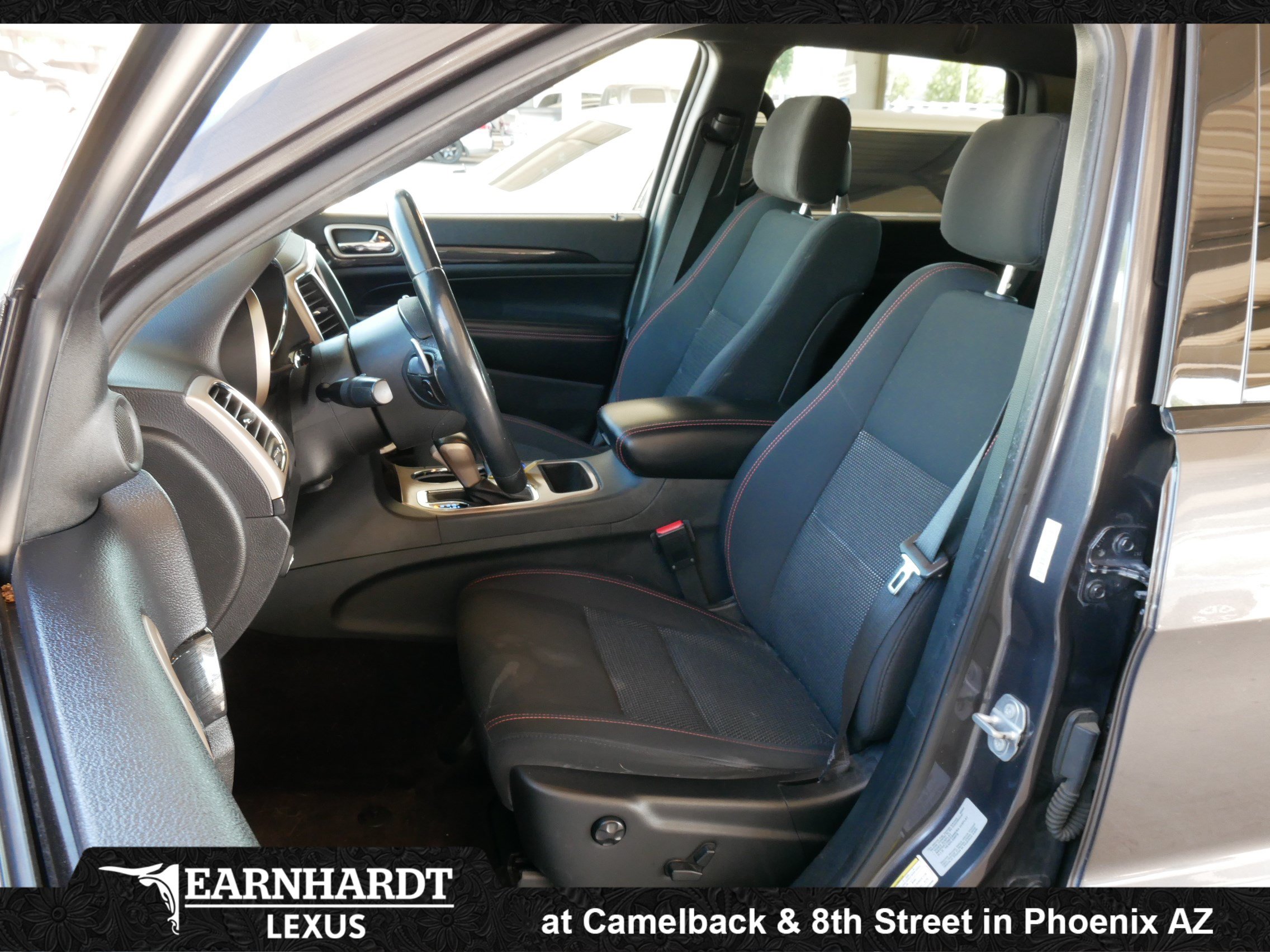 Used 2017 Jeep Grand Cherokee Laredo AWD/4WD image 2