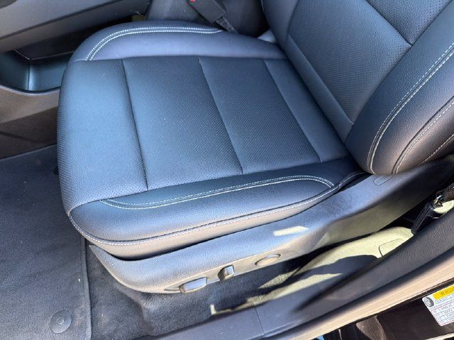 Used 2025 Chevrolet Traverse LT FWD image 18