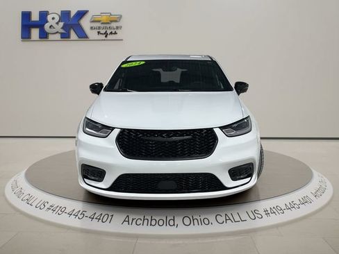 Used 2024 Chrysler Pacifica Limited FWD image 2