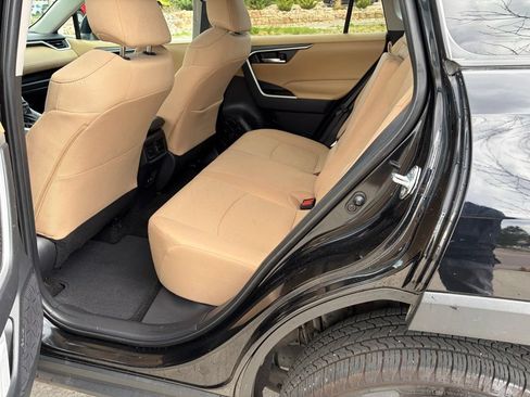 Used 2021 Toyota RAV4 XLE w/ Carpet Mat Package (TMS) AWD/4WD image 15