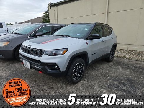 Used 2025 Jeep Compass Trailhawk AWD/4WD image 1