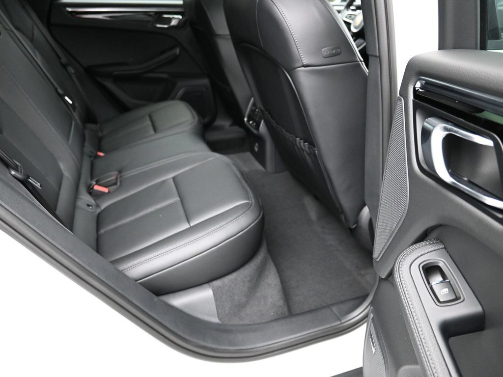 Certified 2025 Porsche Macan AWD/4WD image 24