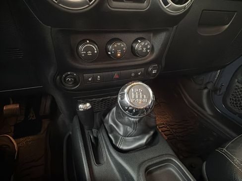 Used 2018 Jeep Wrangler Unlimited Sahara w/ Connectivity Group AWD/4WD image 15