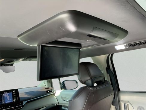 Used 2021 Toyota Sienna Platinum image 32