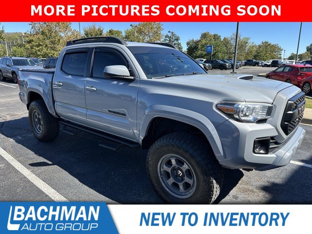 Used 2018 Toyota Tacoma TRD Sport AWD/4WD image 2