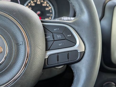 Used 2018 Jeep Renegade Latitude FWD image 16