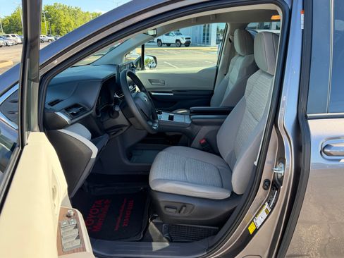 Used 2022 Toyota Sienna LE FWD image 18