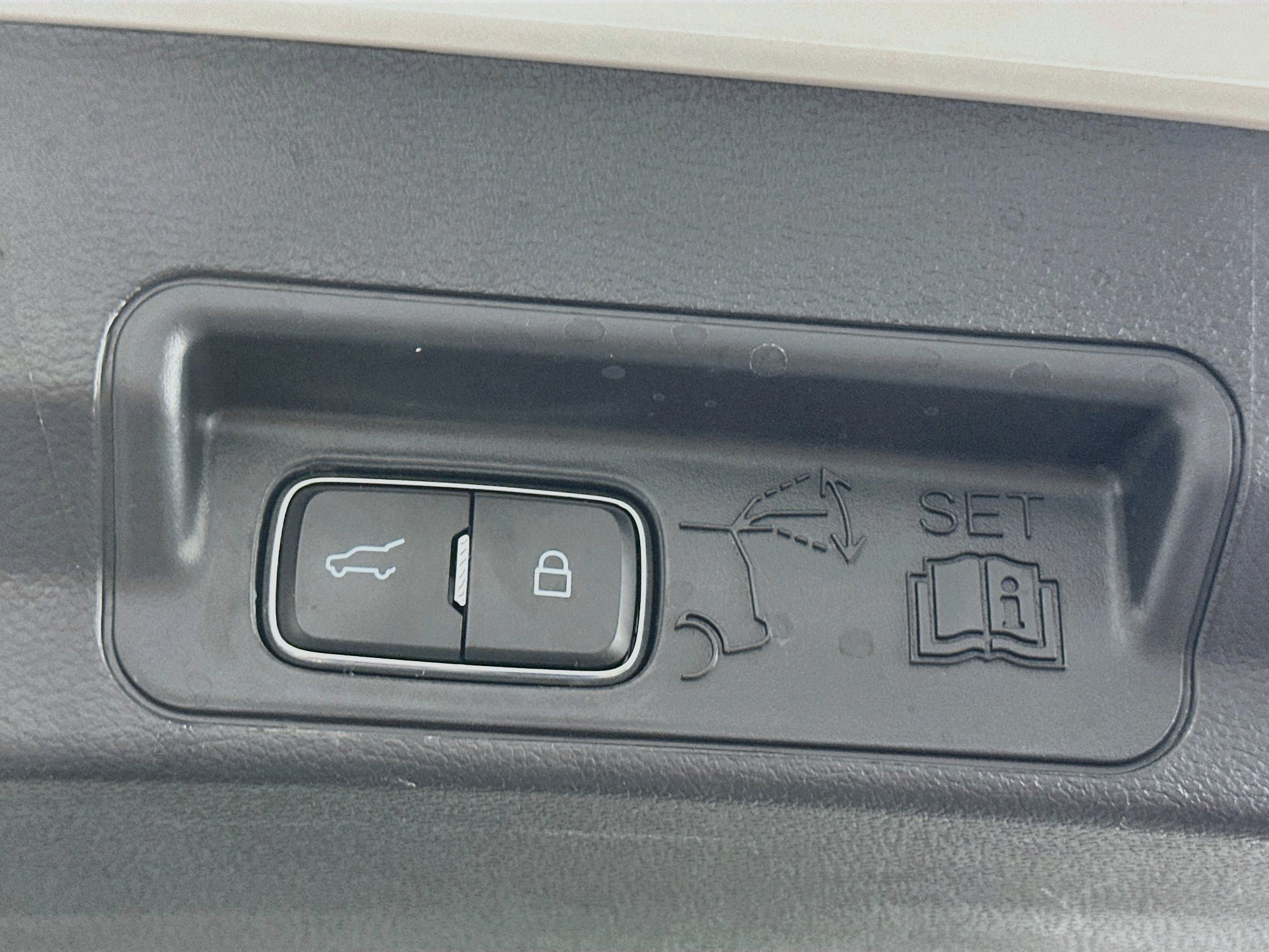 Used 2025 Ford Explorer Active w/ Active Comfort Package RWD image 31