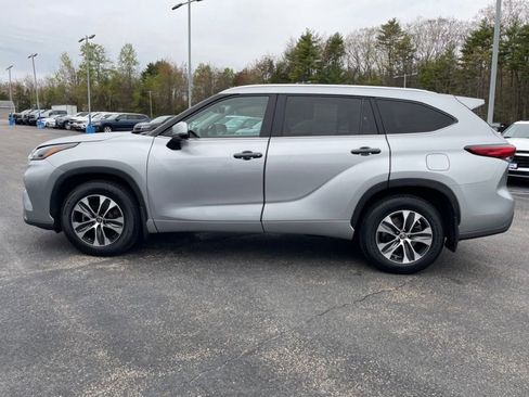 Used 2021 Toyota Highlander XLE AWD/4WD image 3