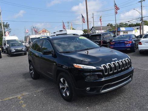 Used 2017 Jeep Cherokee Limited image 3