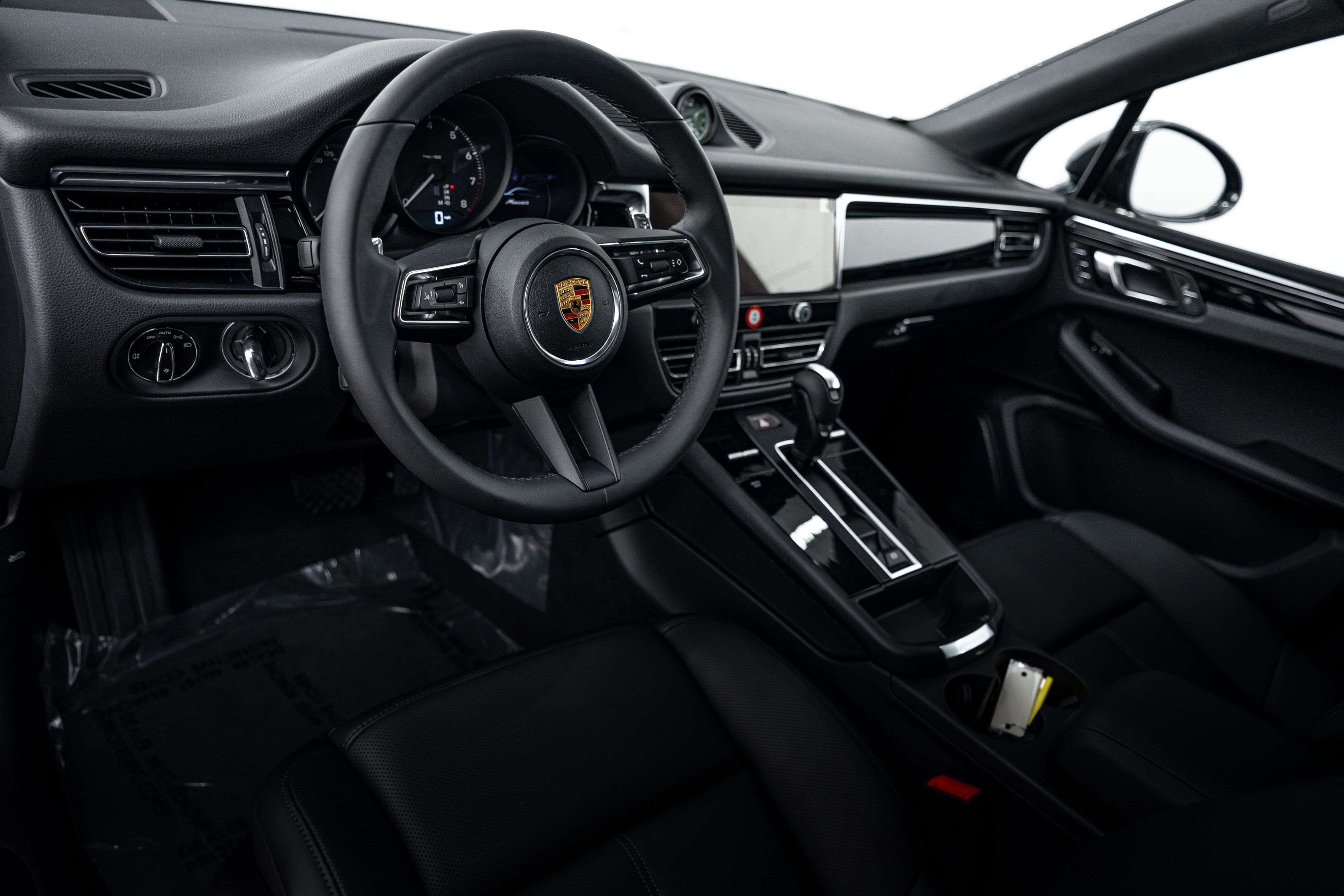 Certified 2026 Porsche Macan AWD/4WD image 4